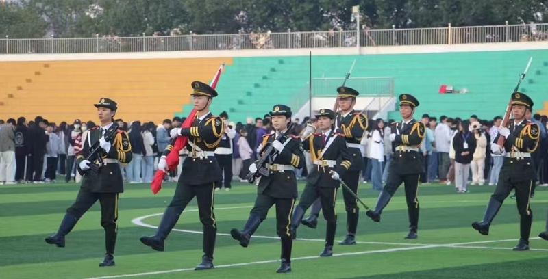 国旗高举 青春向阳—经济与管理学院升旗仪式
