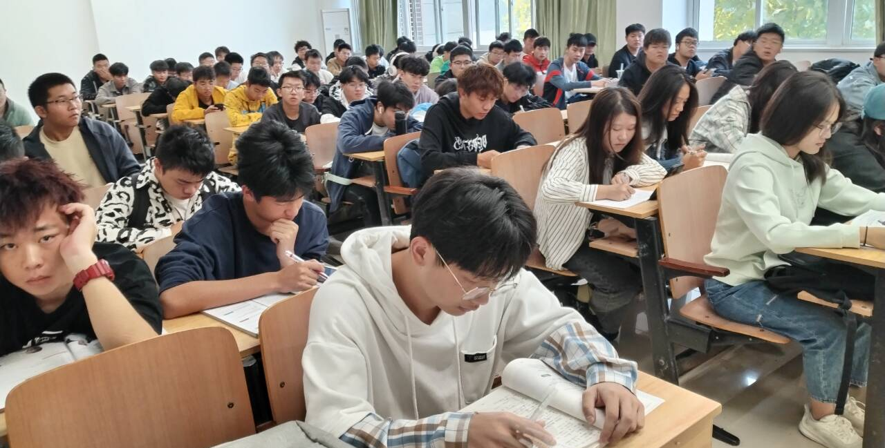 把希望托起  送遗憾远航 —-23土木本1-2班、23工造本1-2班早自习实打实干