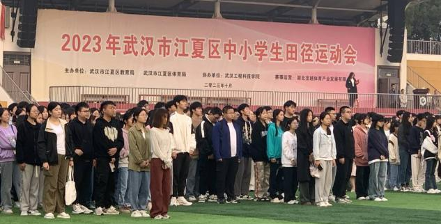 致敬祖国 礼赞青春 人文学院开展本学期第一次升旗活动