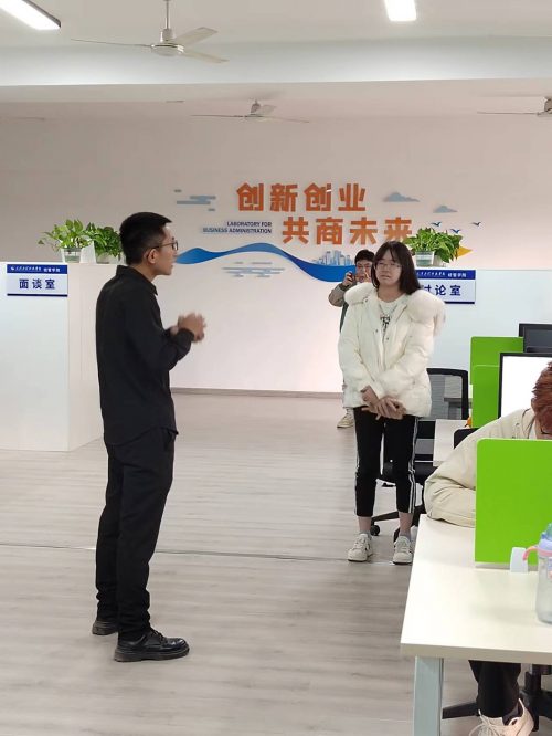 企业导师与专业教师共上一堂课