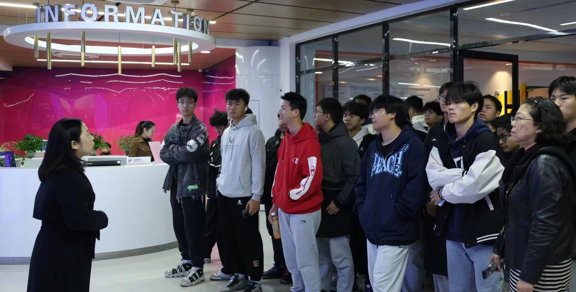 徜徉书海，悦享书香——机械与工程学院专业课老师带领学生走进图书馆