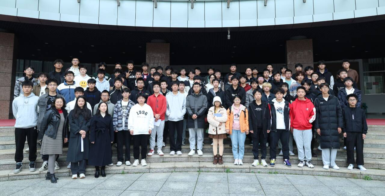 “走进学校图书馆”——机械与工程学院2023级机械设计制造及其自动化专业开展第二次“学业导师专家论坛”活动