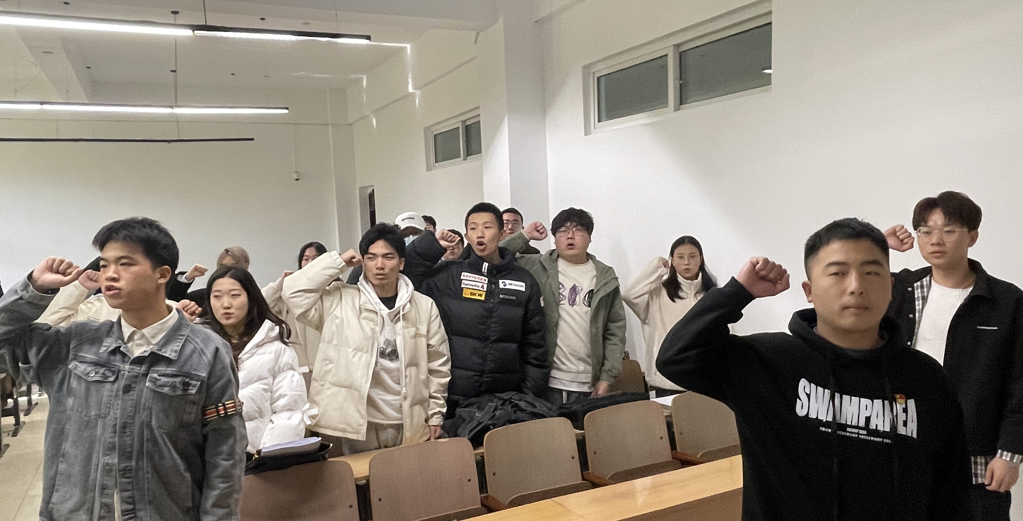 学习贯彻两会精神，争做新时代党员