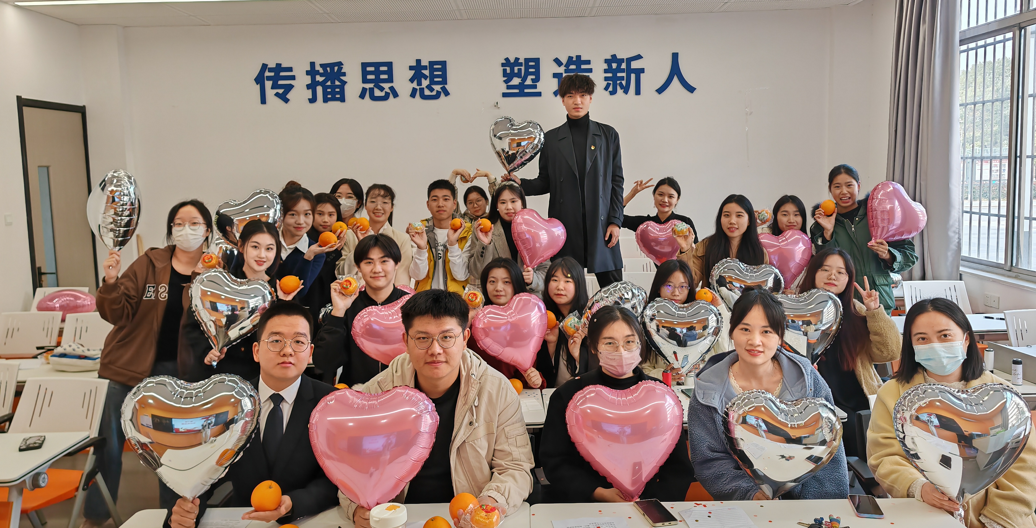 赓续星火 砥砺前行 人文学院学生第一党支部2023年下半年预备党员转正暨发展对象接收大会顺利开展