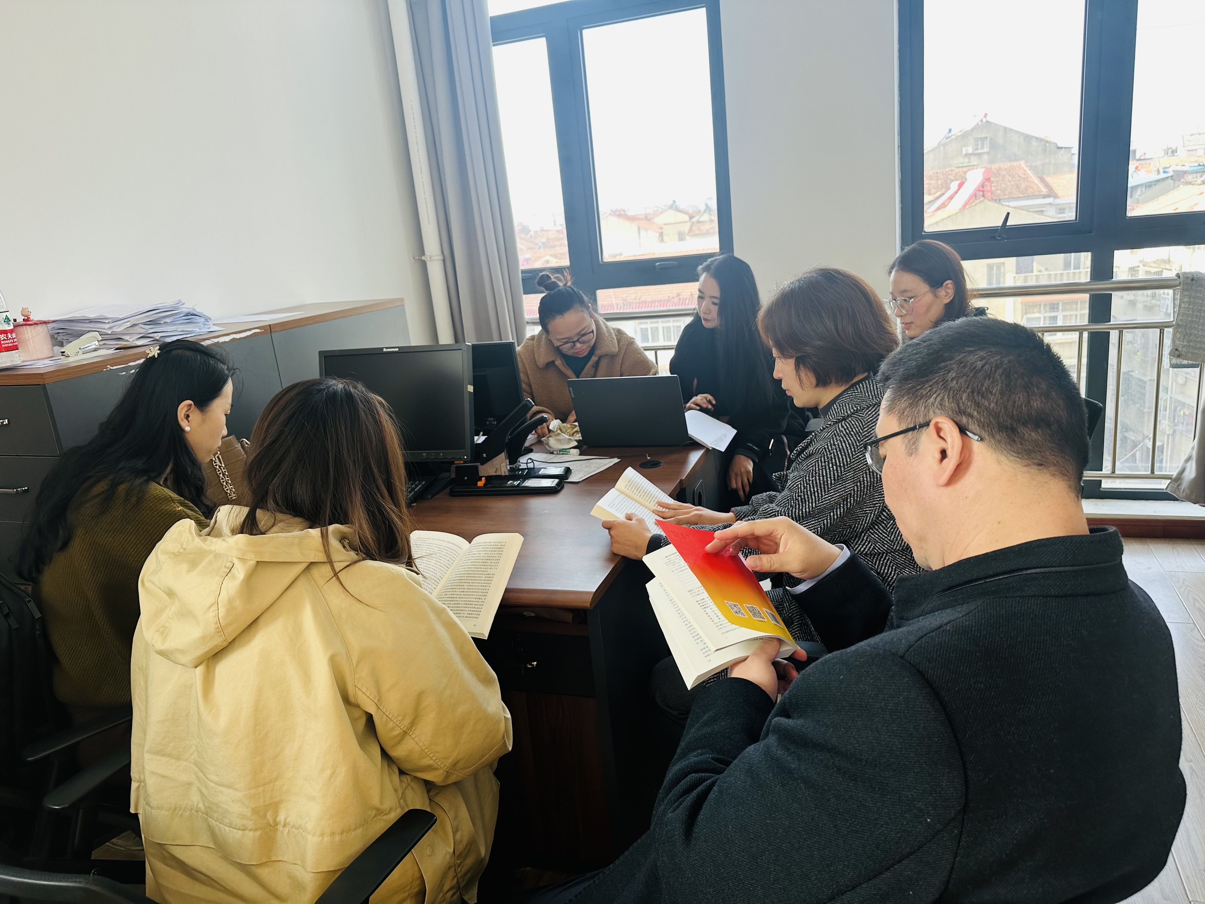 马克思主义学院综合教研室开展“共读悦享 共筑育人”读书会