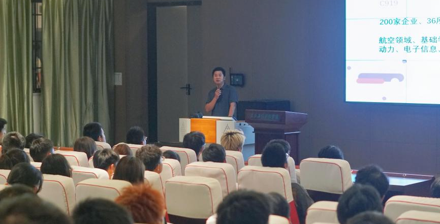 走上讲台 深入课堂 | 武汉工程科技学院校领导为学生讲授形势与政策课