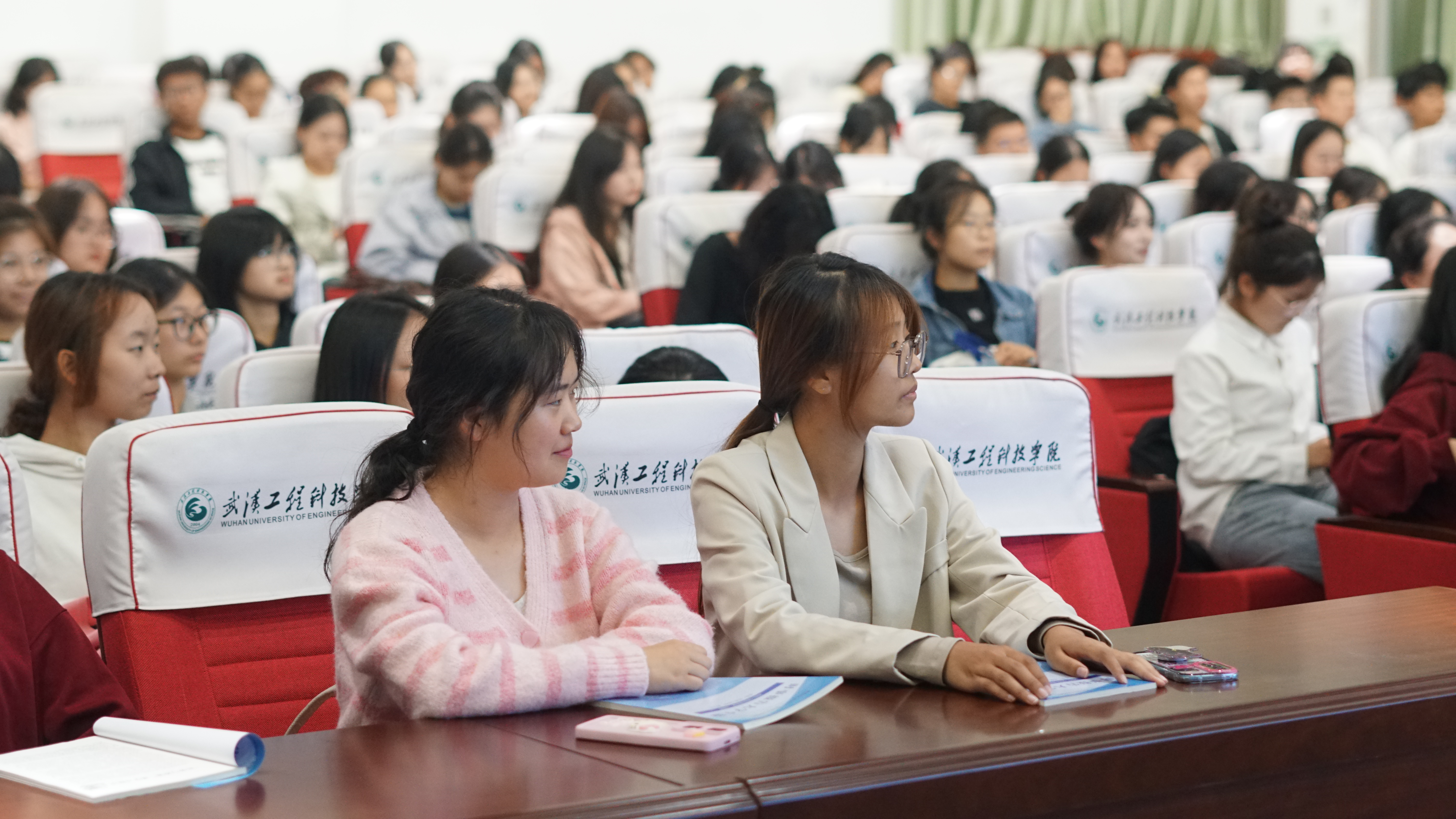 走上讲台 深入课堂 | 武汉工程科技学院校领导为学生讲授形势与政策课