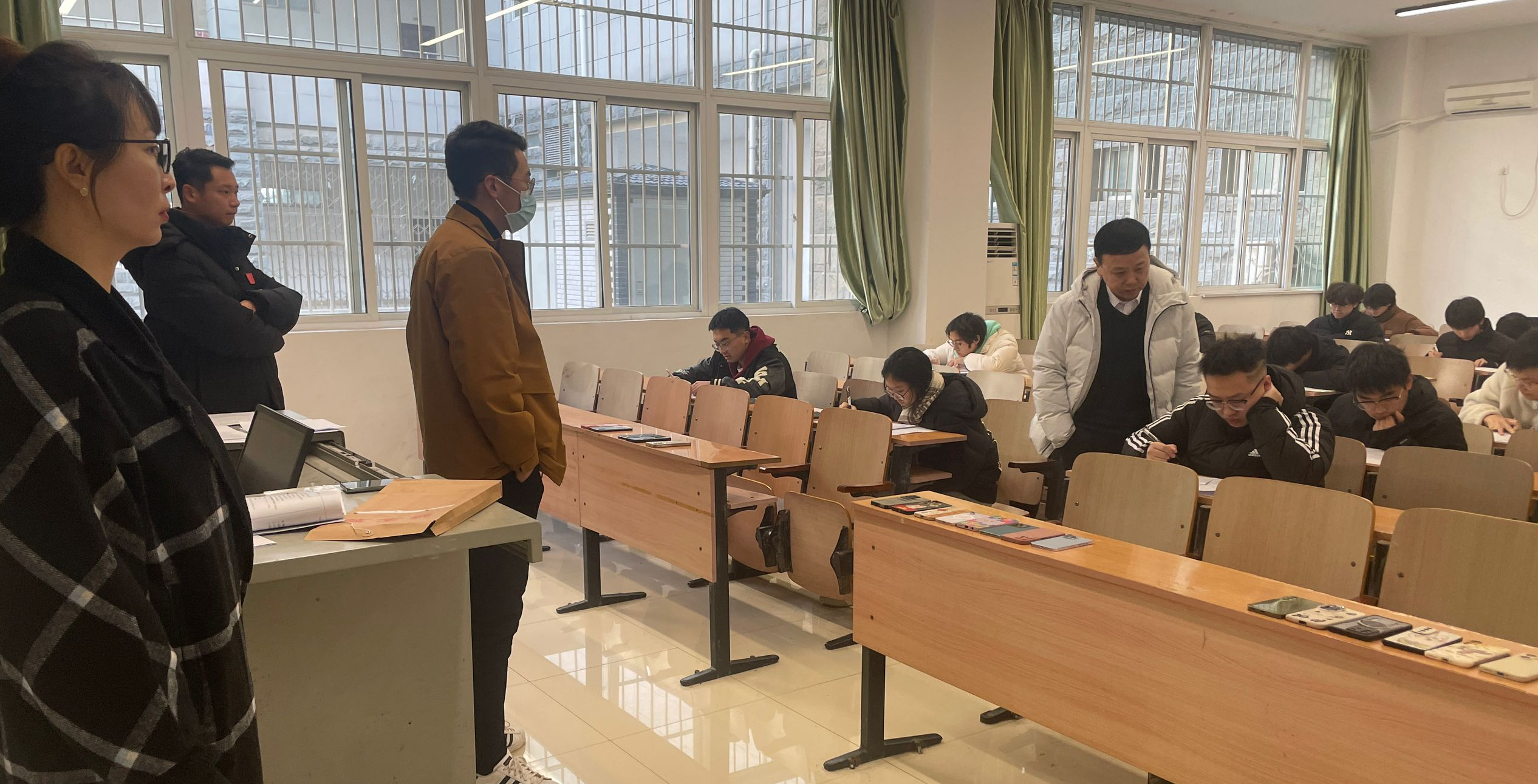 机械与工程学院领导深入期末考试考场巡视