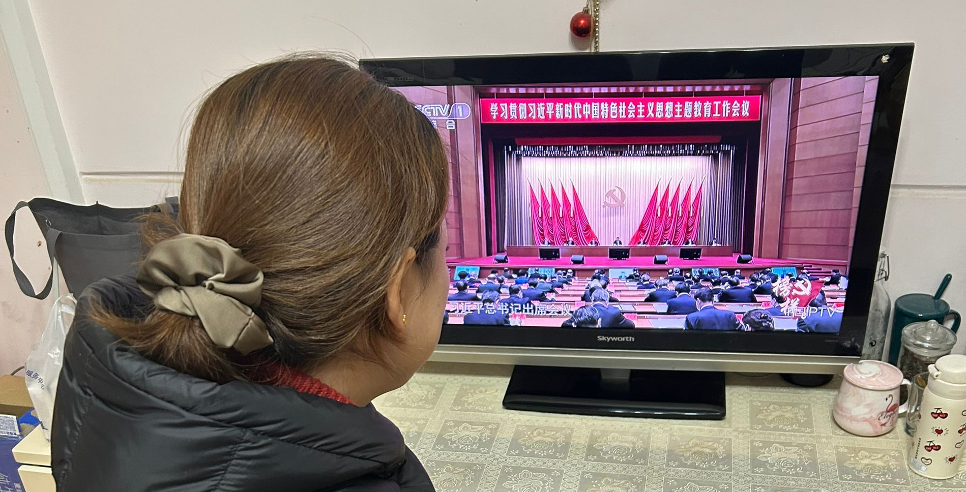 走近榜样 见贤思齐—— 人文学院党支部组织全体党员收看《榜样8》专题节目