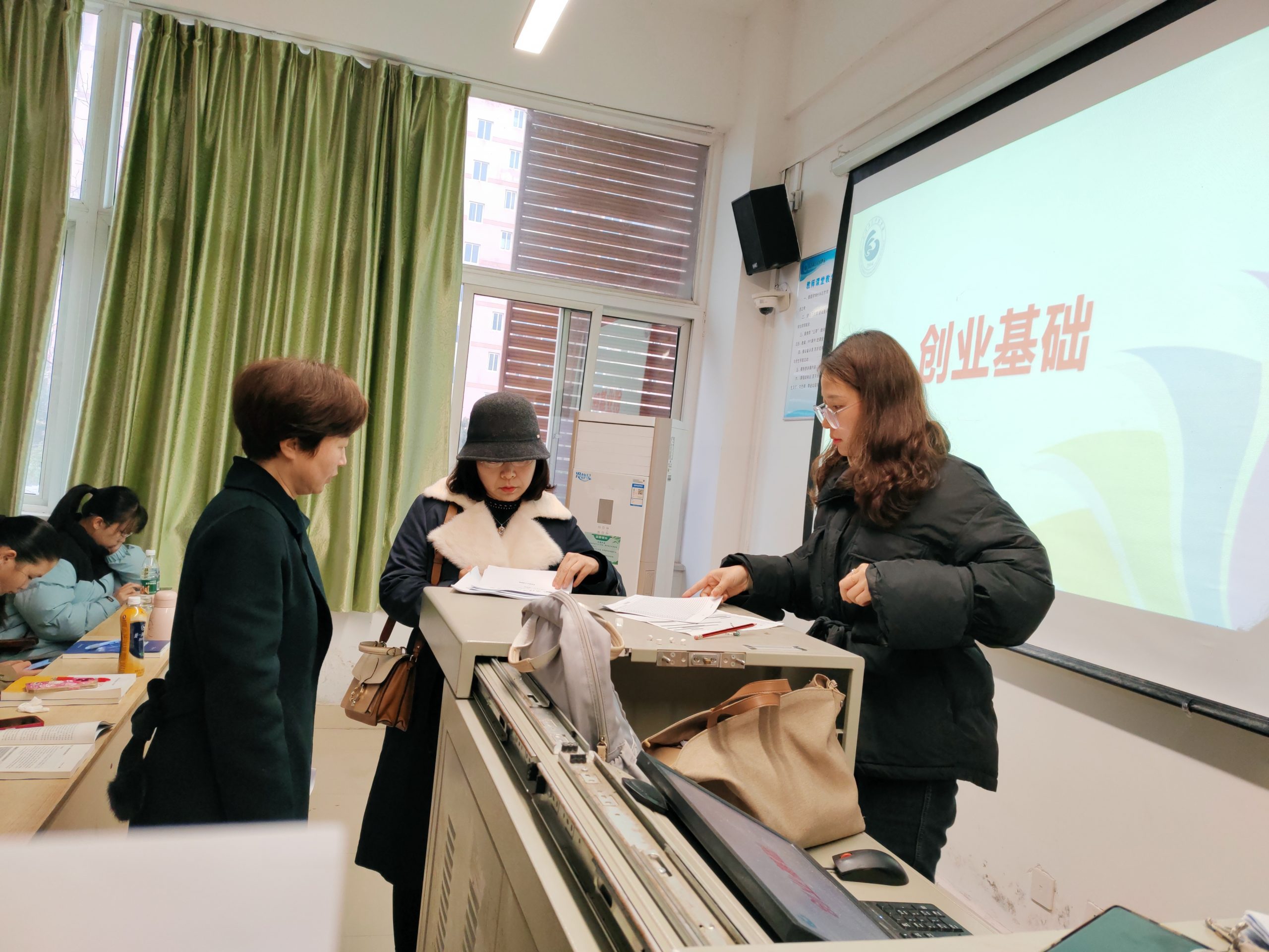 强化质量监控——马克思主义学院开展新学期“第一堂思政课”教学检查