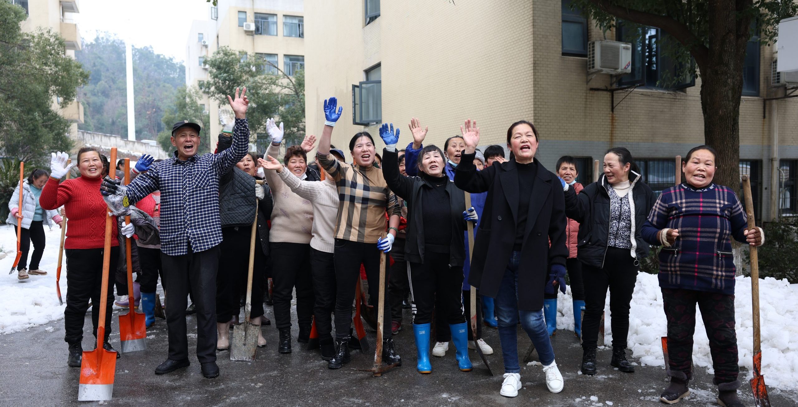 破冰除霰迎学子，武工院师生志愿者铲出“暖心回家路”