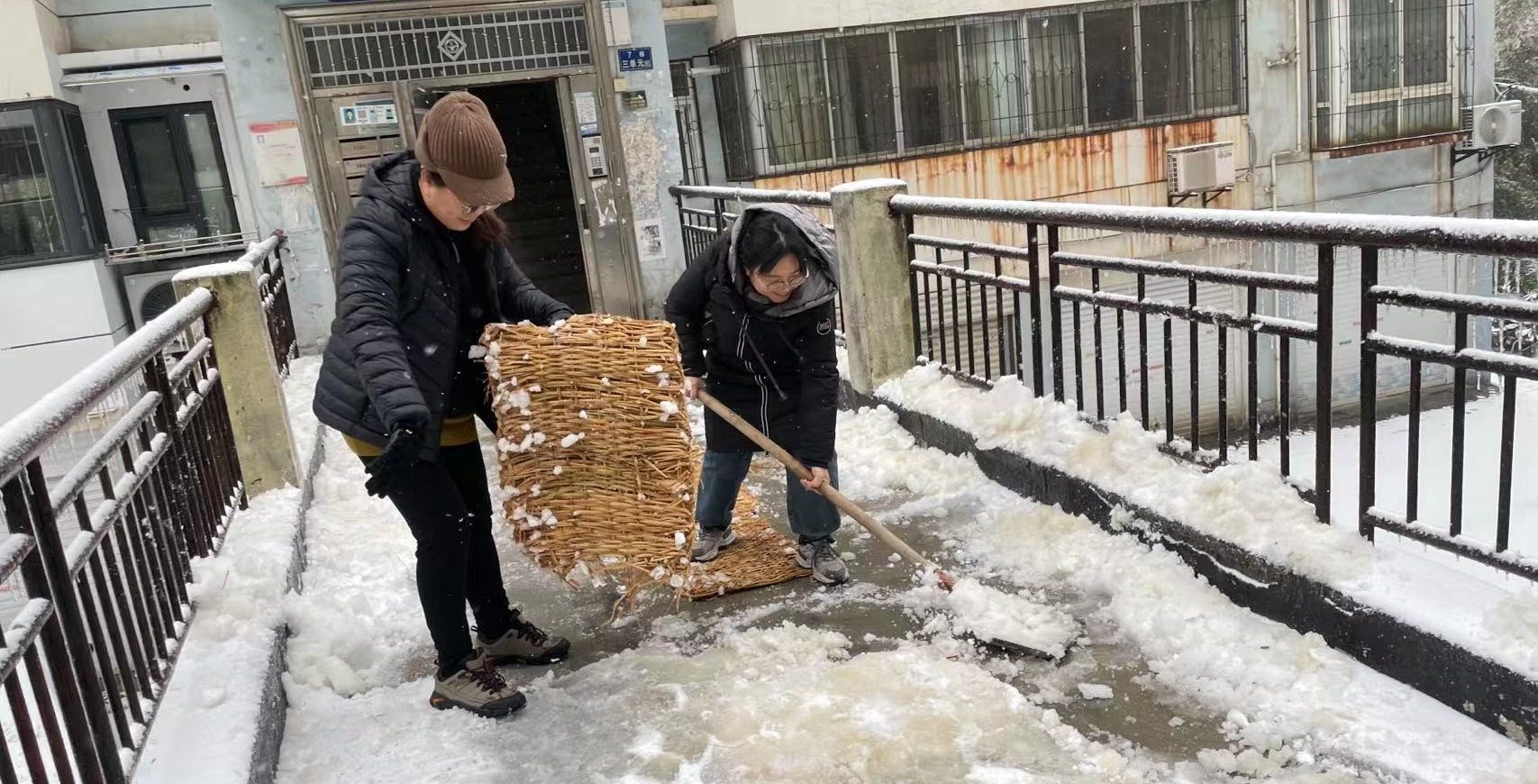 党员聚合力  扫雪暖人心|机械与工程学院党支部开展扫雪除冰行动