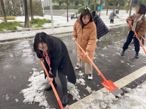 经管师生志愿者积极参与开学前扫雪除冰行动