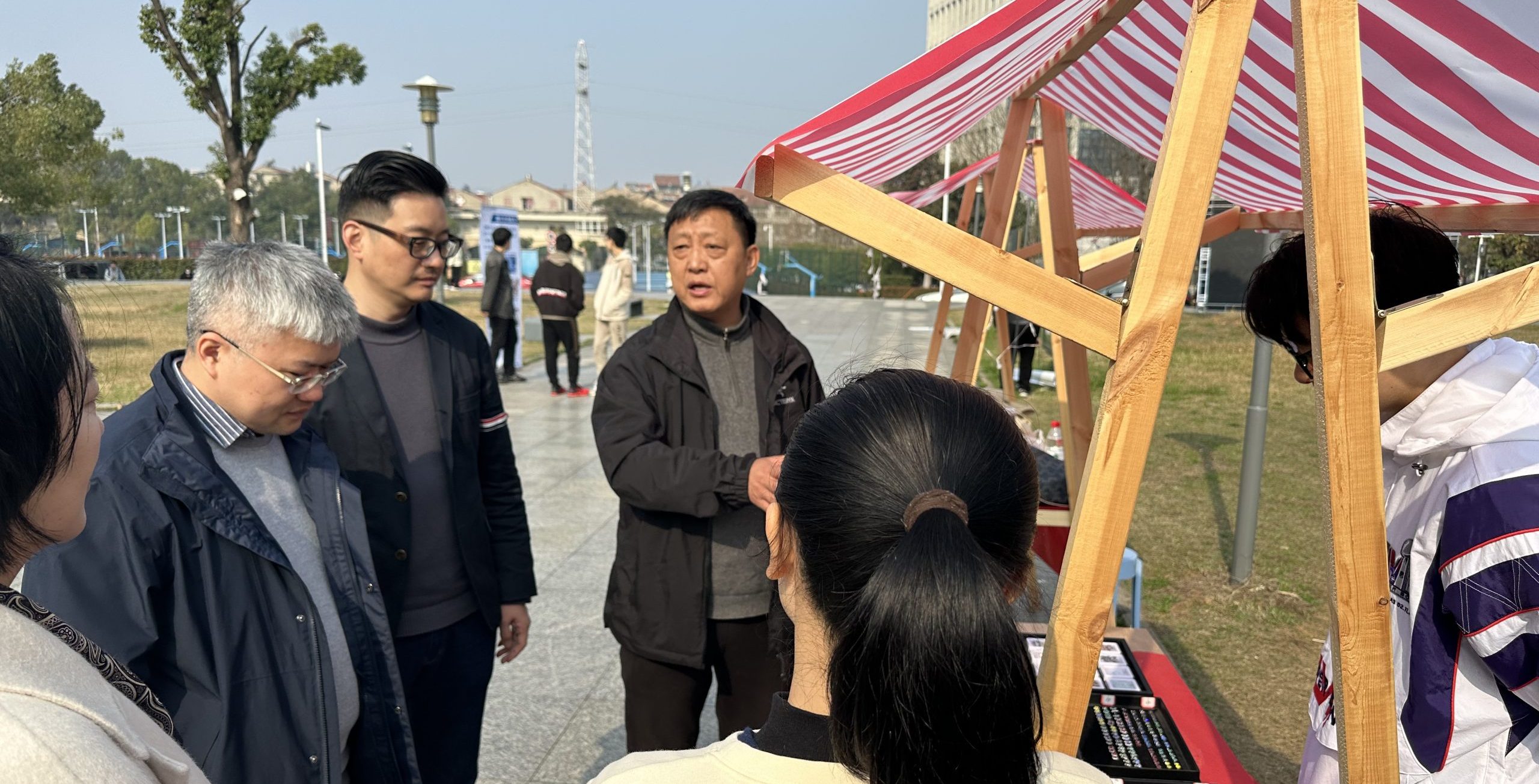 武汉工程科技学院开展3.15珠宝义务质检活动
