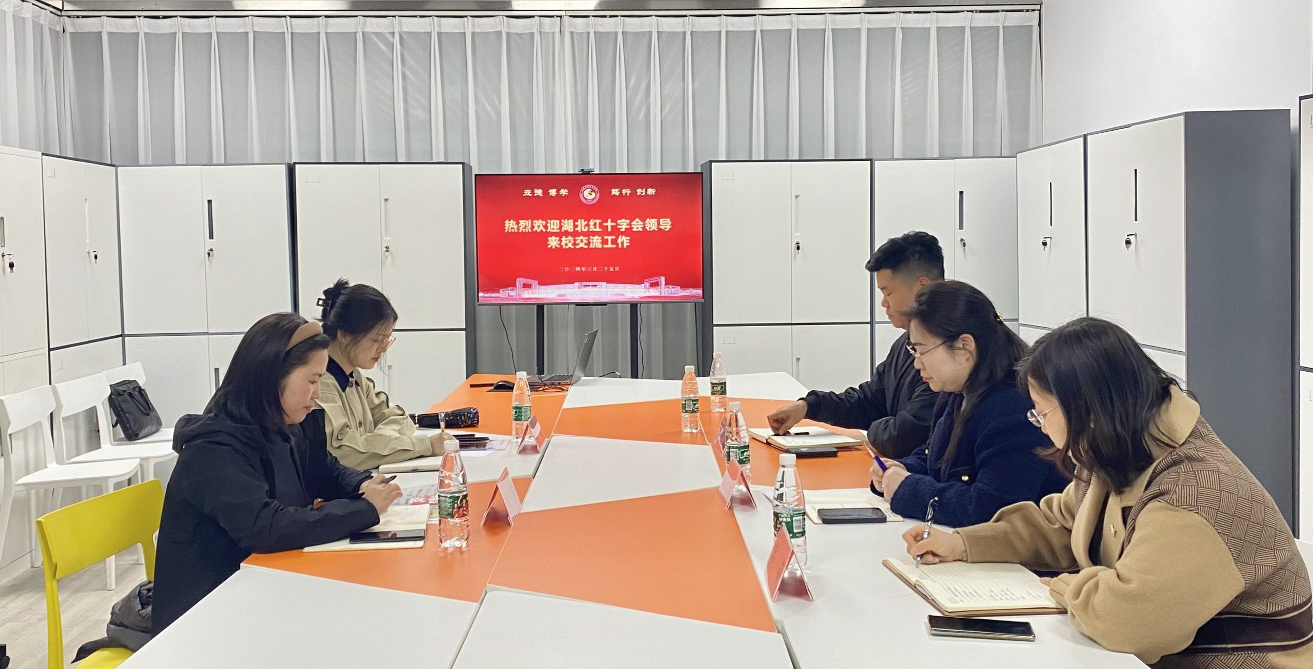 湖北红十字会莅临武汉工程科技学院交流工作