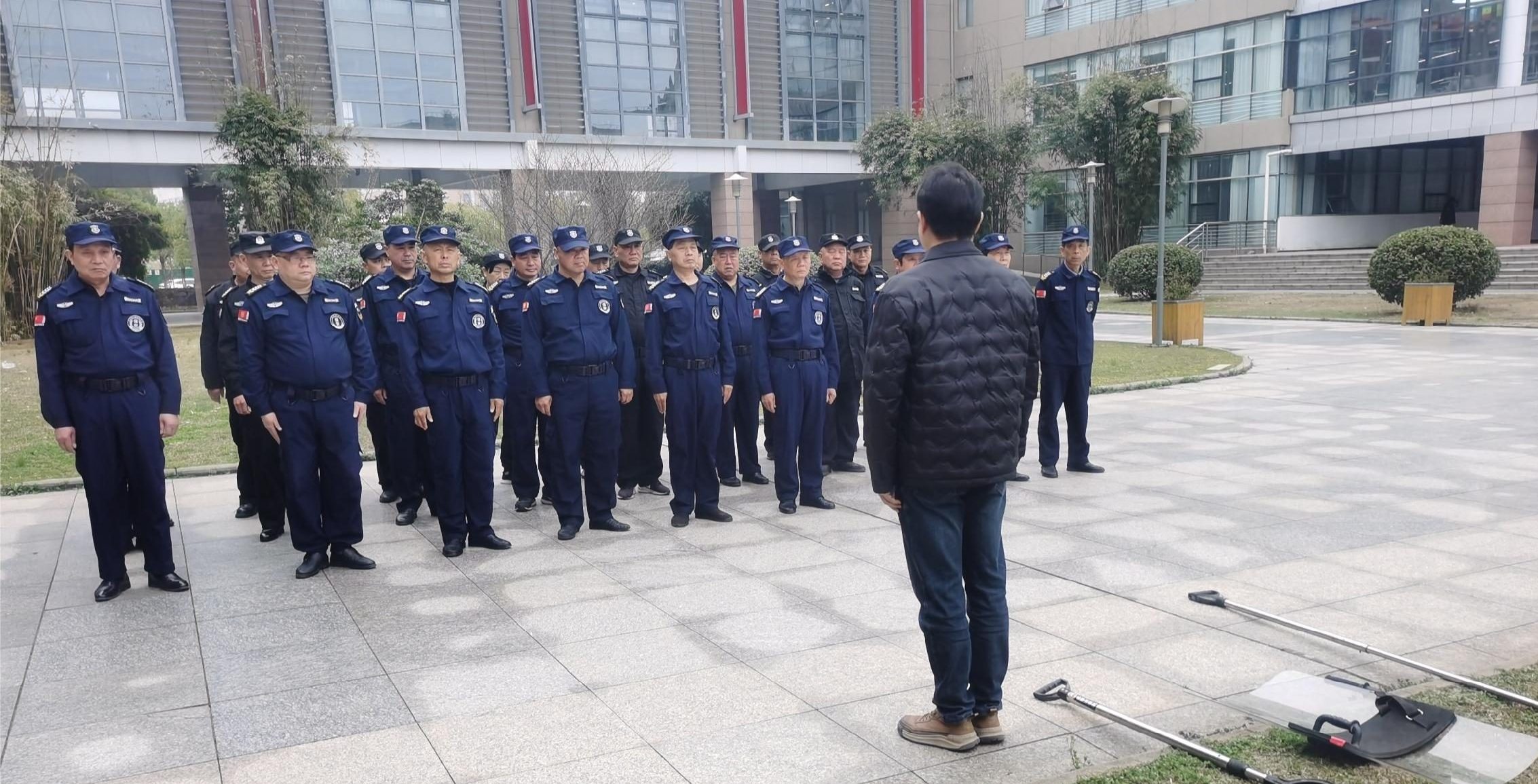 强化安保技能培训 筑牢校园安全防线|后勤保卫处组织保安人员开展安全防范培训