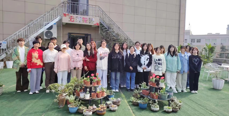 共植青年志愿林 共赴绿色环保行 | 武工院经济与管理学院开展“读•行”志愿服务