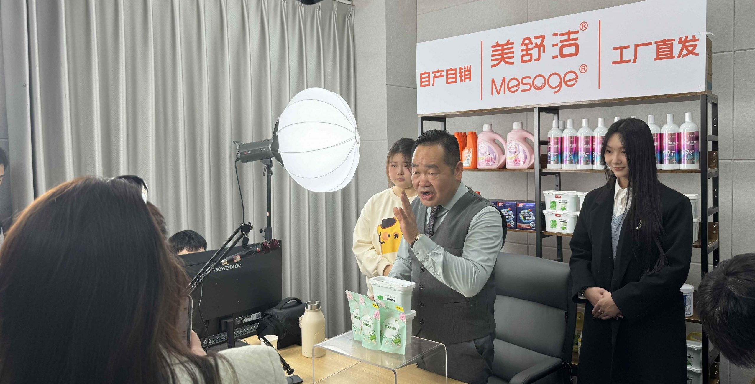 企业董事长把直播现场搬进武汉工程科技学院