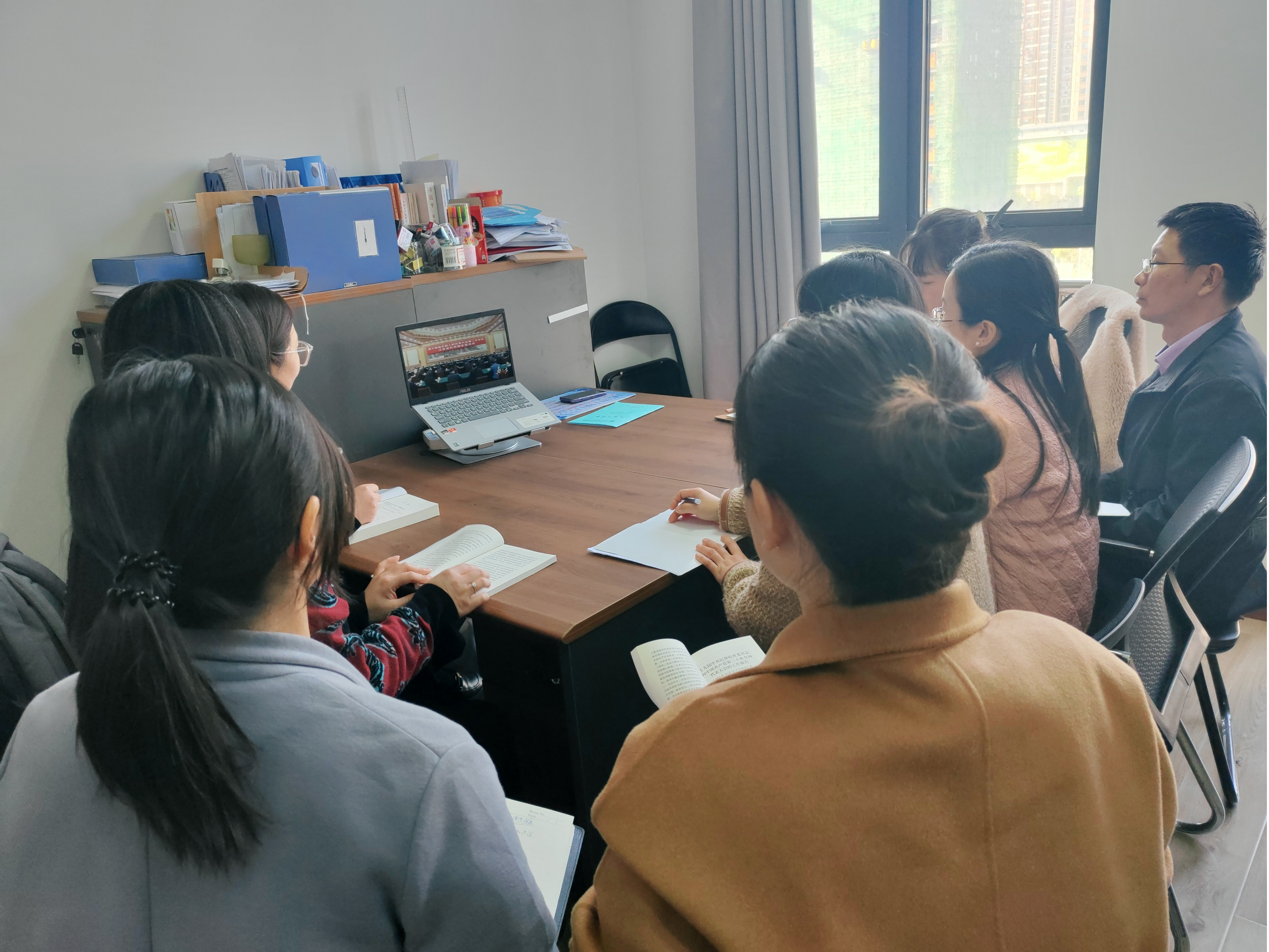 紧跟时代步伐  学习两会精神——马克思主义学院教工直属党支部第五党小组开展学习两会精神活动