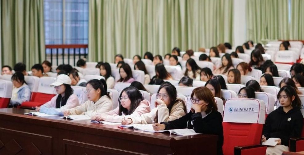 武汉工程科技学院党委书记张会利讲授“开学第一课”