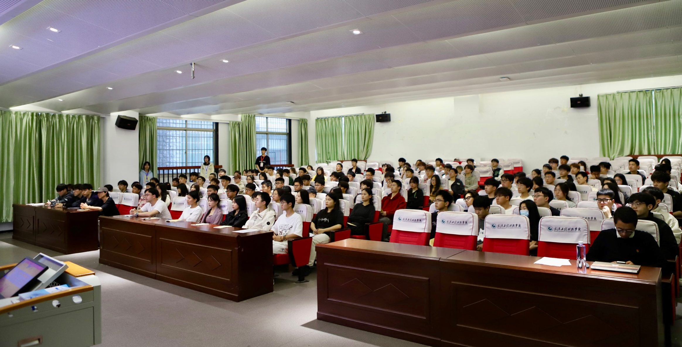 永葆初心 牢记使命 | 学校党委书记张会利为入党积极分子进行讲党课