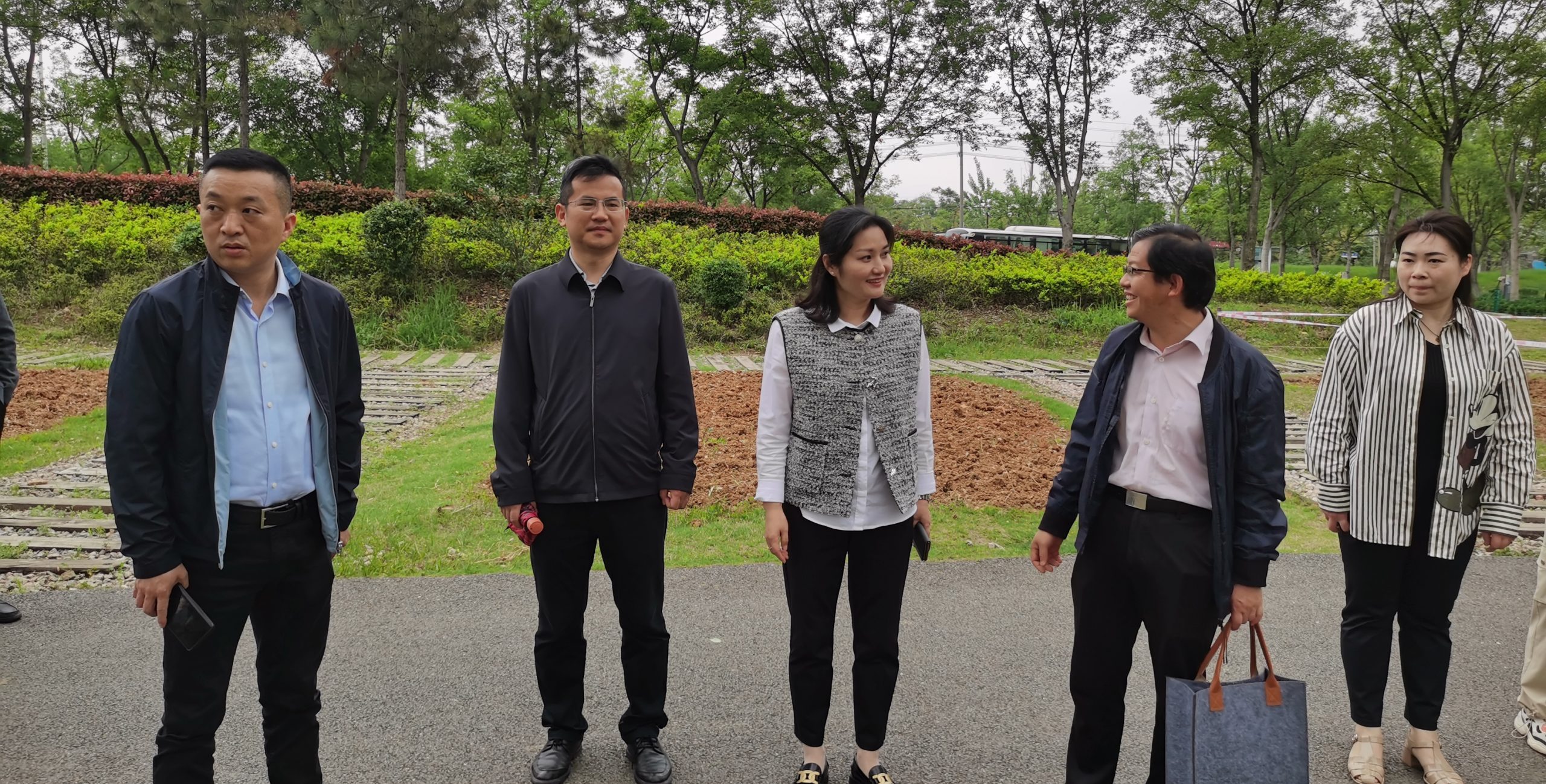 武汉工程科技学院赴江夏区中央大公园和谭鑫培戏楼开展深度调研