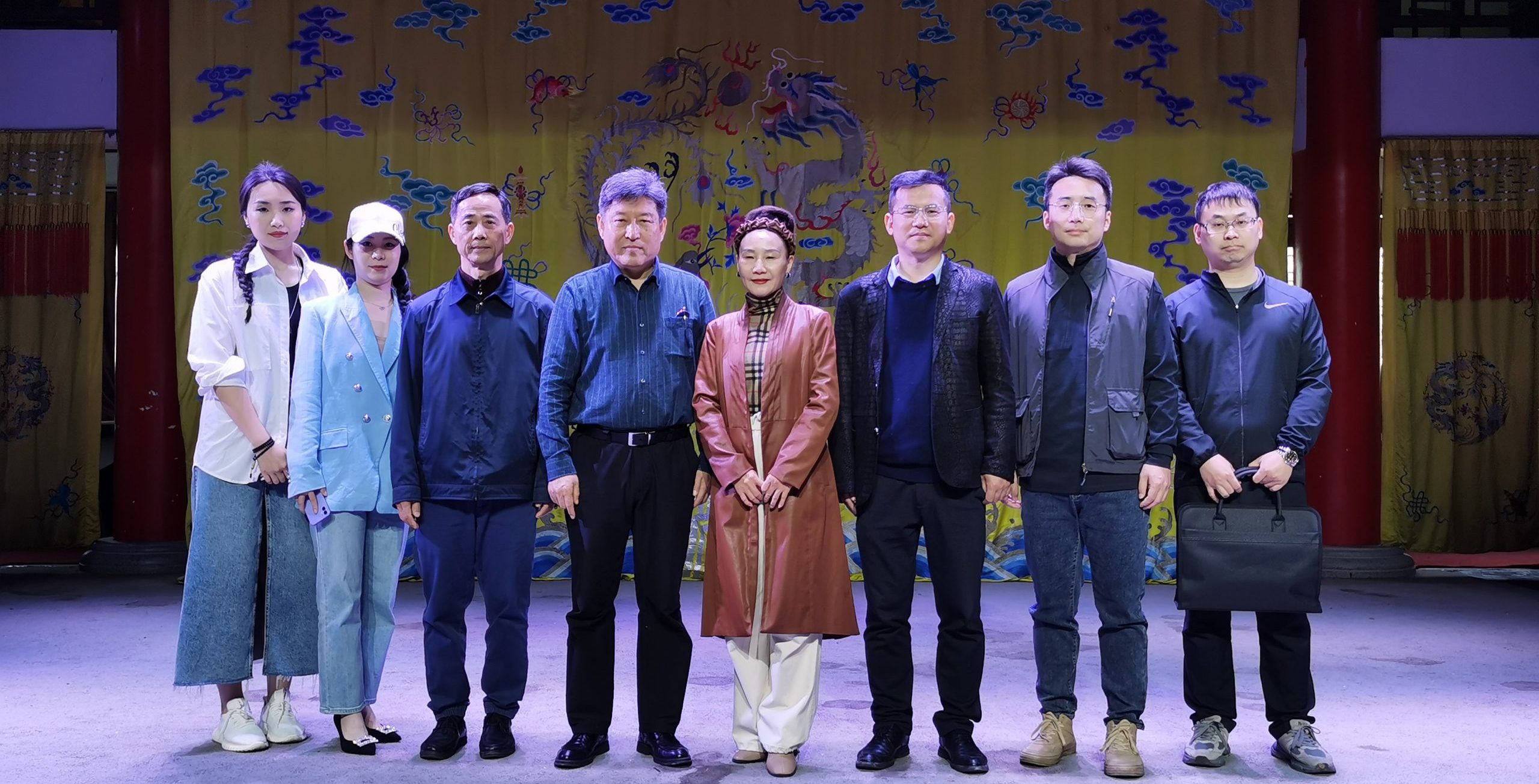 武汉工程科技学院在江夏区中央大公园与谭鑫培戏楼开展调研