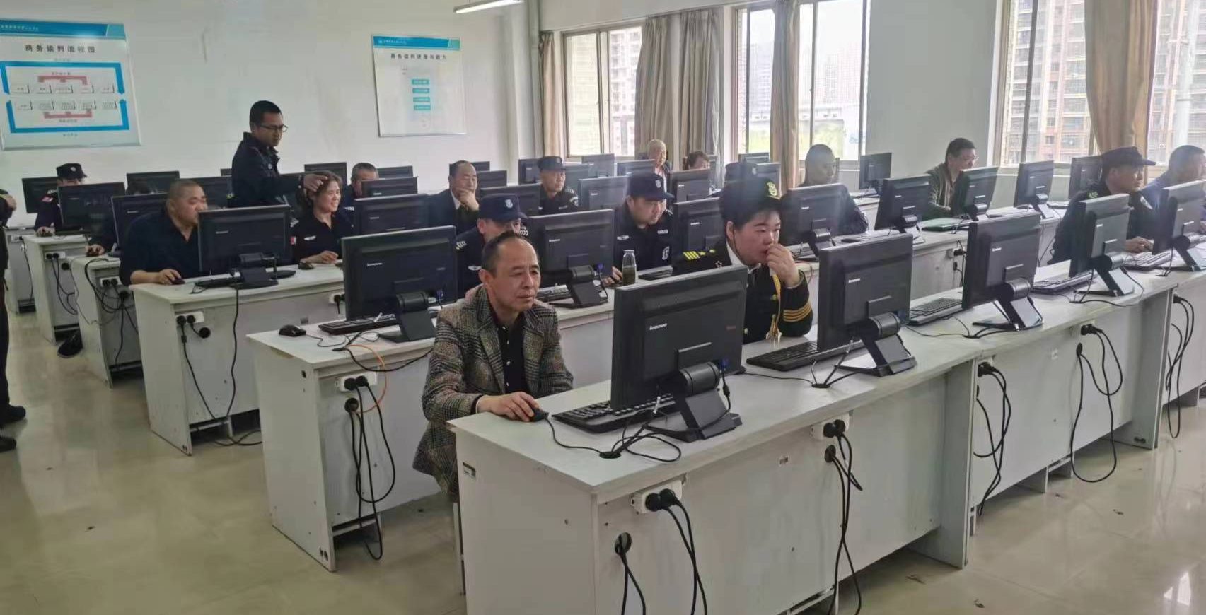 武汉工程科技学院成功举办保安员资格考试
