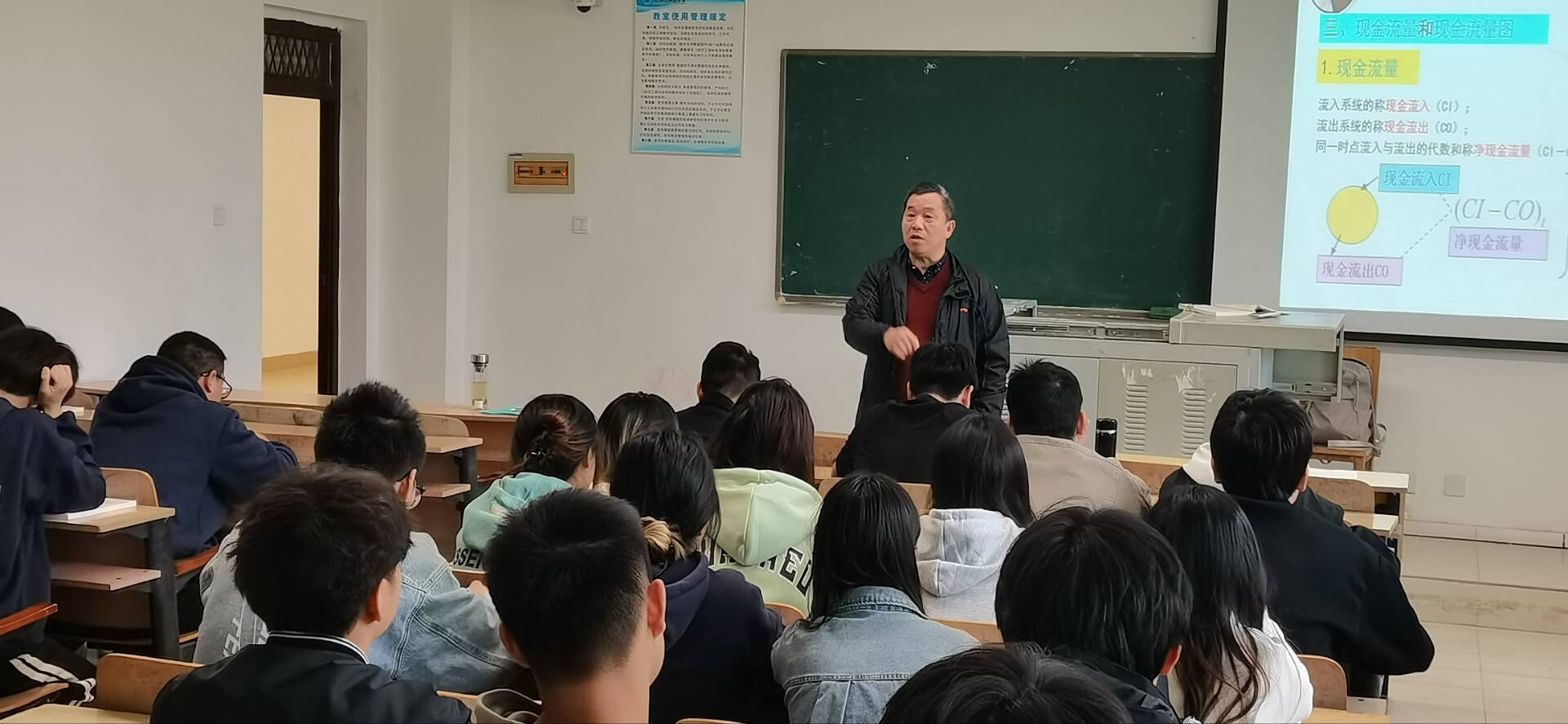 陪上一堂专业课 ，撑起未来一片天——班主任龙振华老师走进22工造专1-2班，和同学一起听课