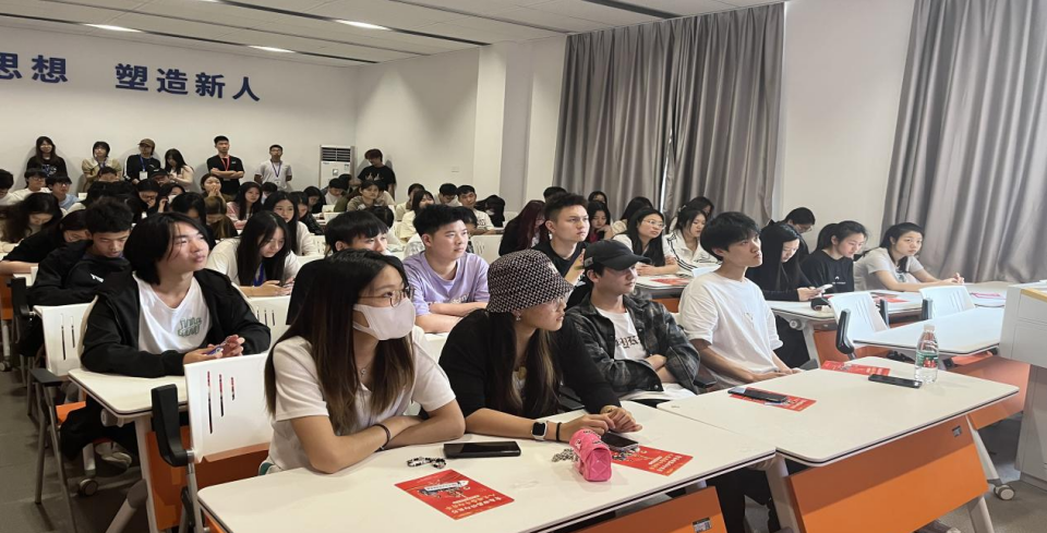 大学是青春的启航，军旅是人生的勋章——经管学院征兵和西部计划专场宣讲