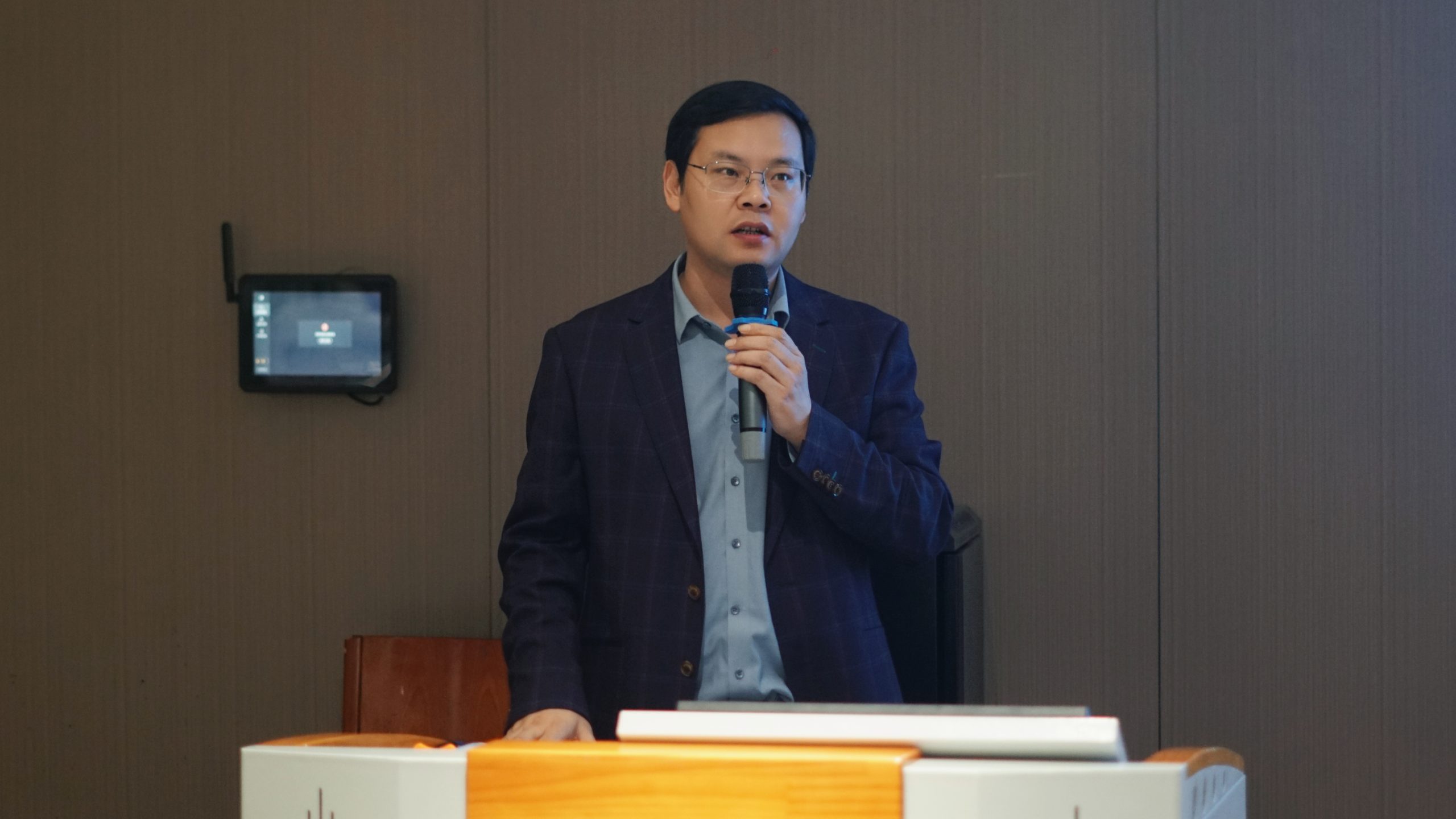 把握经济全球化大势  扩大高水平对外开放——学校党委常委、校长助理郭万春为艺术与传媒学院学生讲授形势与政策课
