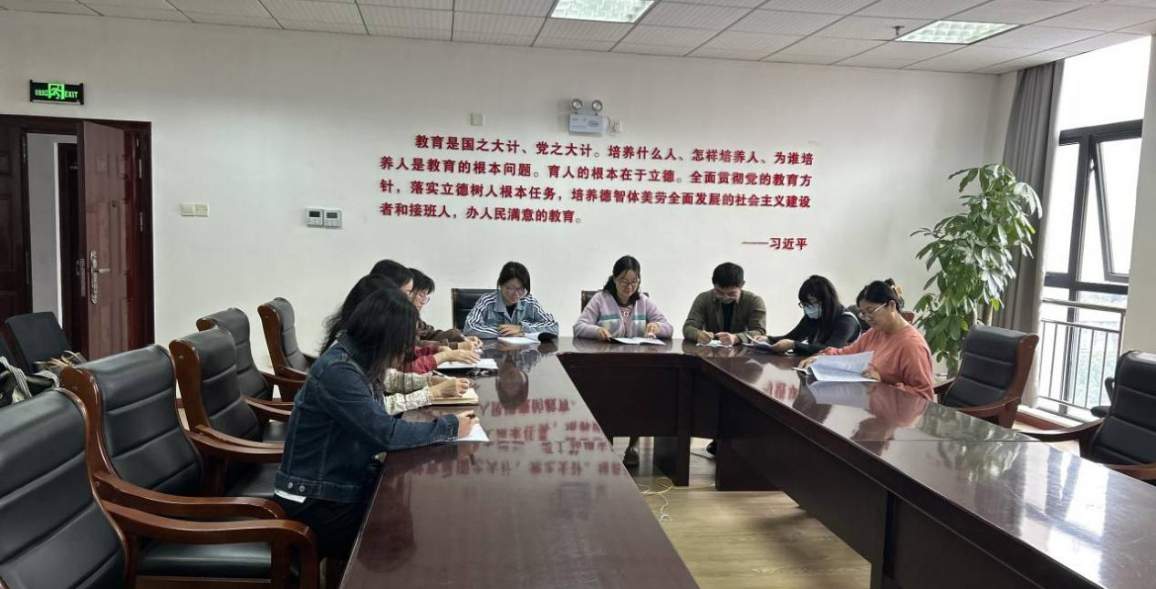 教工四支部开展“坚定理想信念，强化服务意识，全面推进从严治党”的主题党日活动
