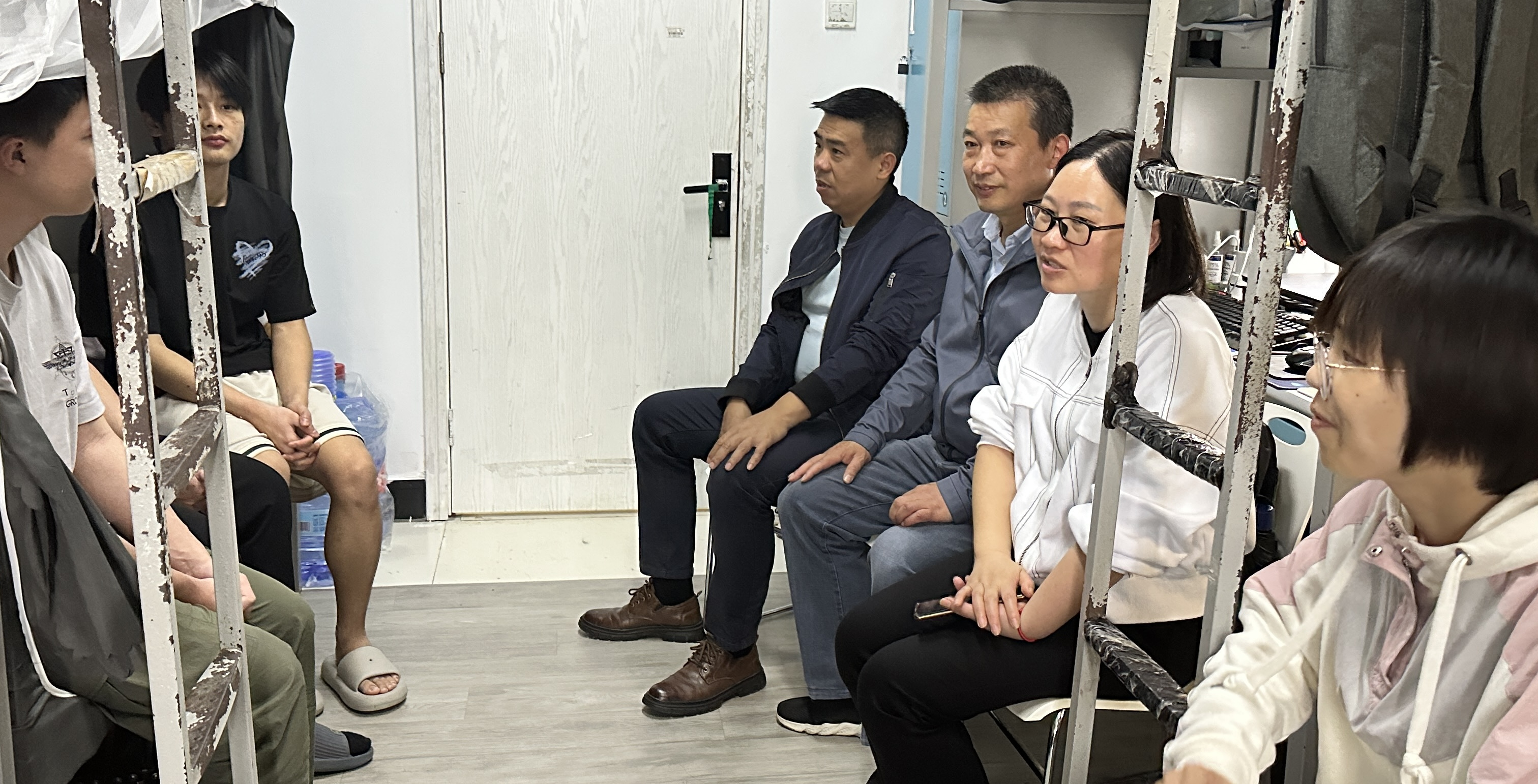 送一片温暖到宿舍  指一个方向促前进 —土木全体班主任和工造部分班主任开展进学生宿舍送温暖活动