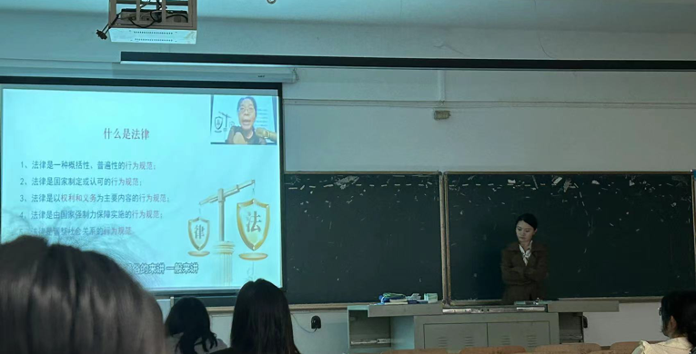 明法于心 守法于行 人文学院开展法纪教育主题班会