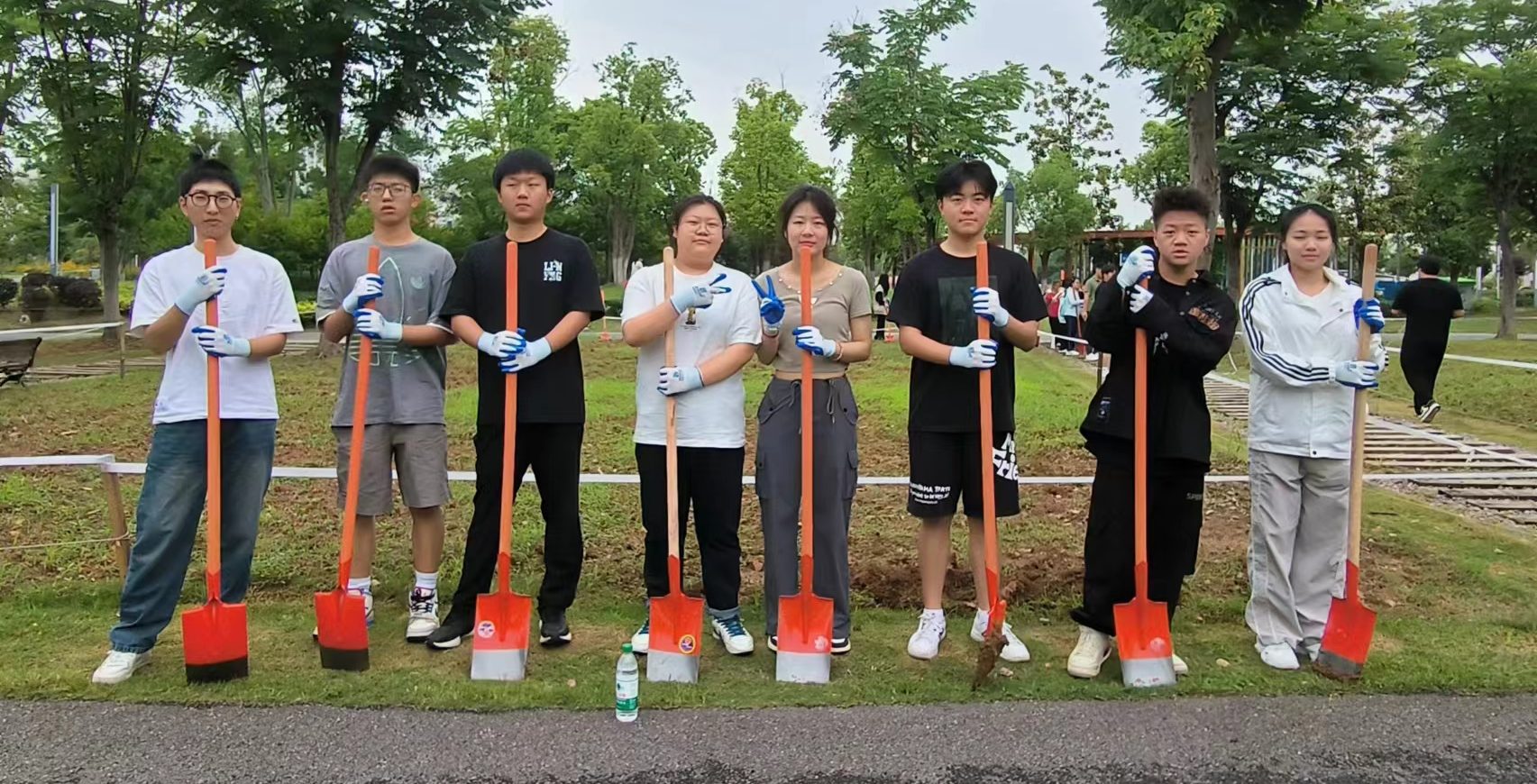 以美育人、以劳化心——机械与工程学院开展五感花园种植五味子活动