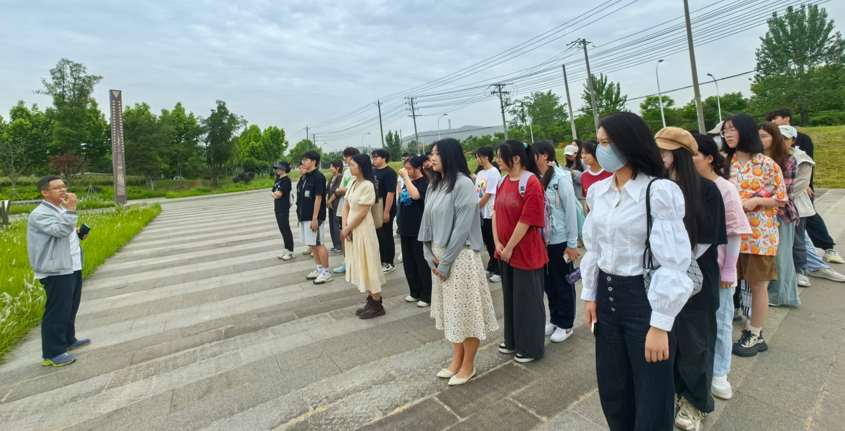 种植绿色 收获心情 人文学院组织开展种植农作活动