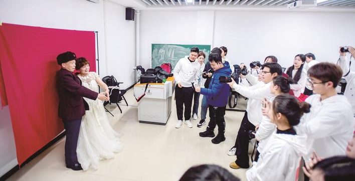 【湖北日报】大学生为千余对老人补拍婚纱照