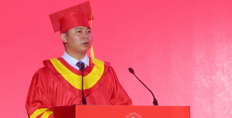 校领导在毕业典礼上为全体毕业生上最后一堂“形势与政策”课