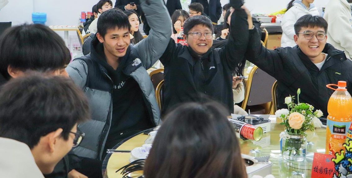 【极目新闻】冬天里的温暖！这所高校为学生举办集体生日会