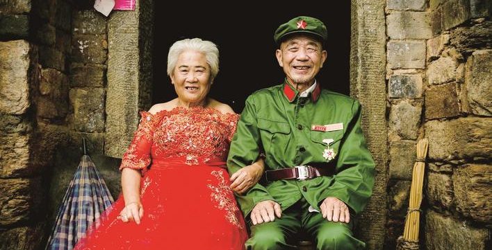 【学习强国】大学生为千余对老人补拍婚纱照