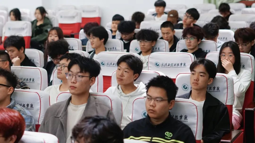 武汉工程科技学院校领导为学生讲授形势与政策课