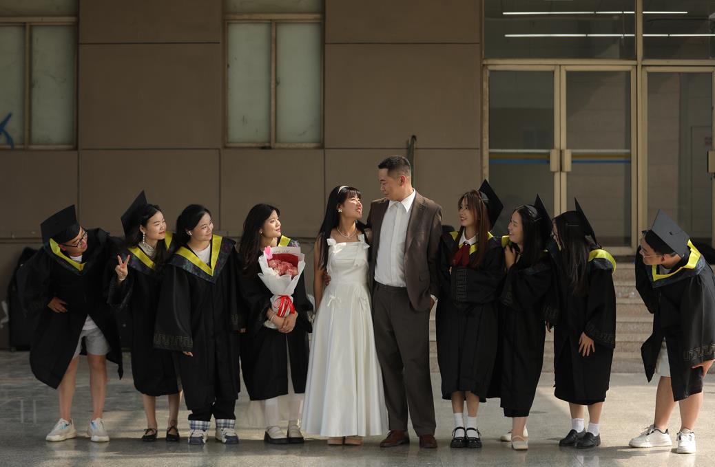 从校服到婚纱！武汉工程科技学院这对校友重返母校拍婚纱照
