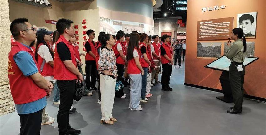 【湖北日报】高校师生赴神农架开展党校实践教育活动