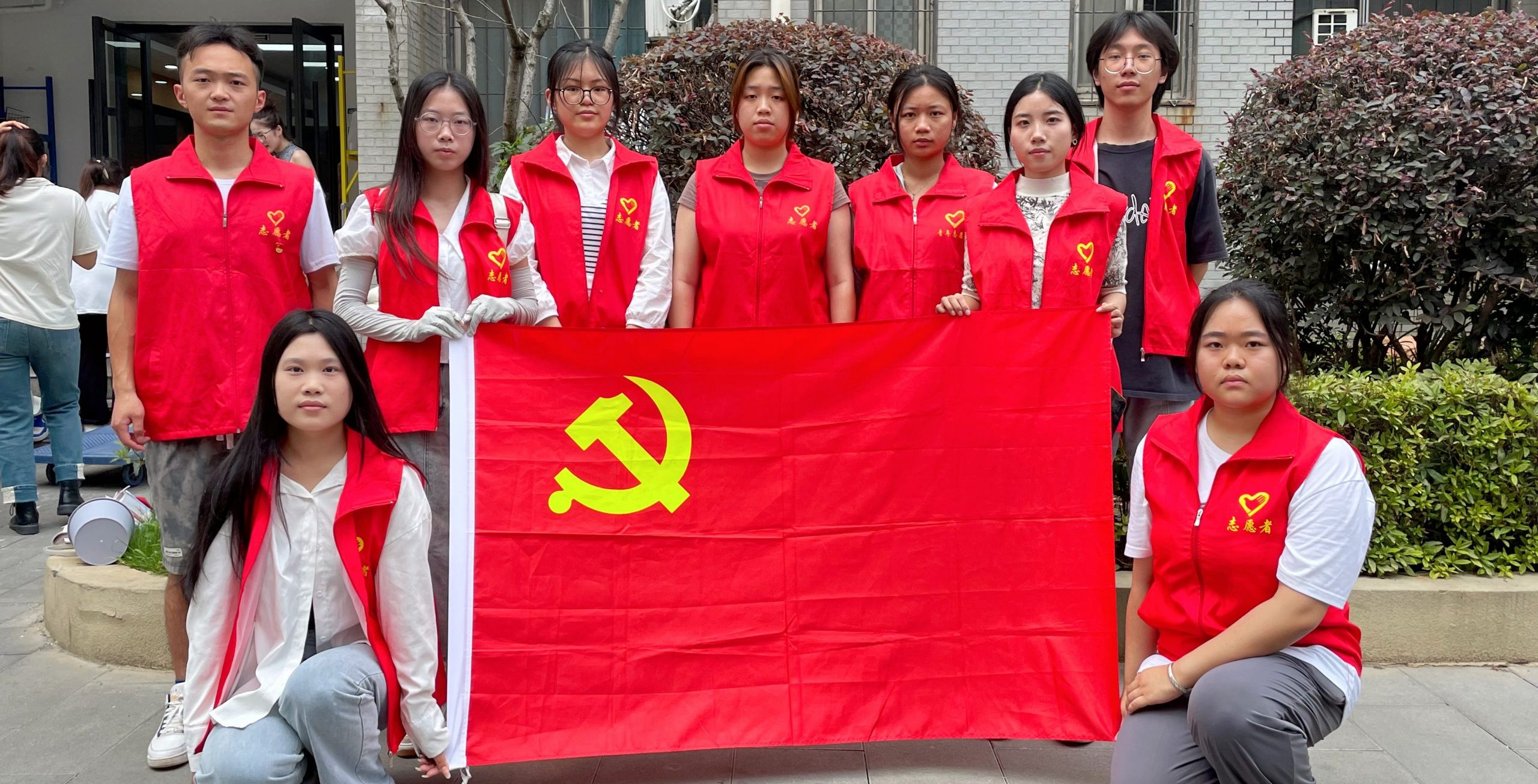 志愿送温暖 暖心助离别 人文学院学生党员志愿服务队开展协助毕业生离校志愿服务