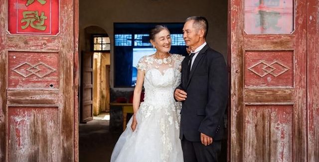 【九派新闻】10年6万张免费婚纱照，这群00后用镜头定格“不老爱情”
