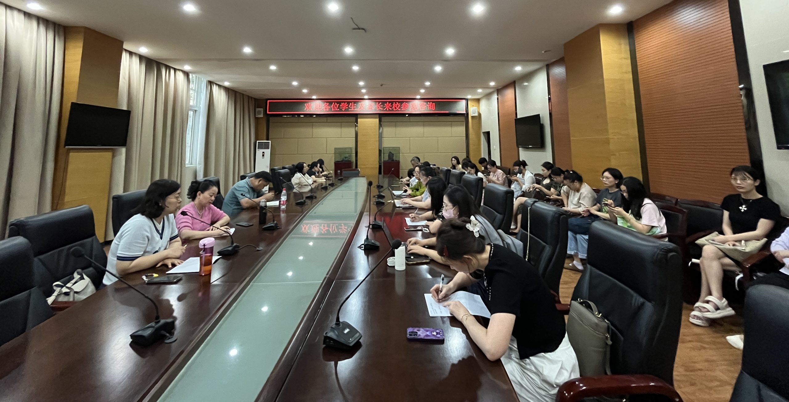 马克思主义学院召开新学期全体教职工大会