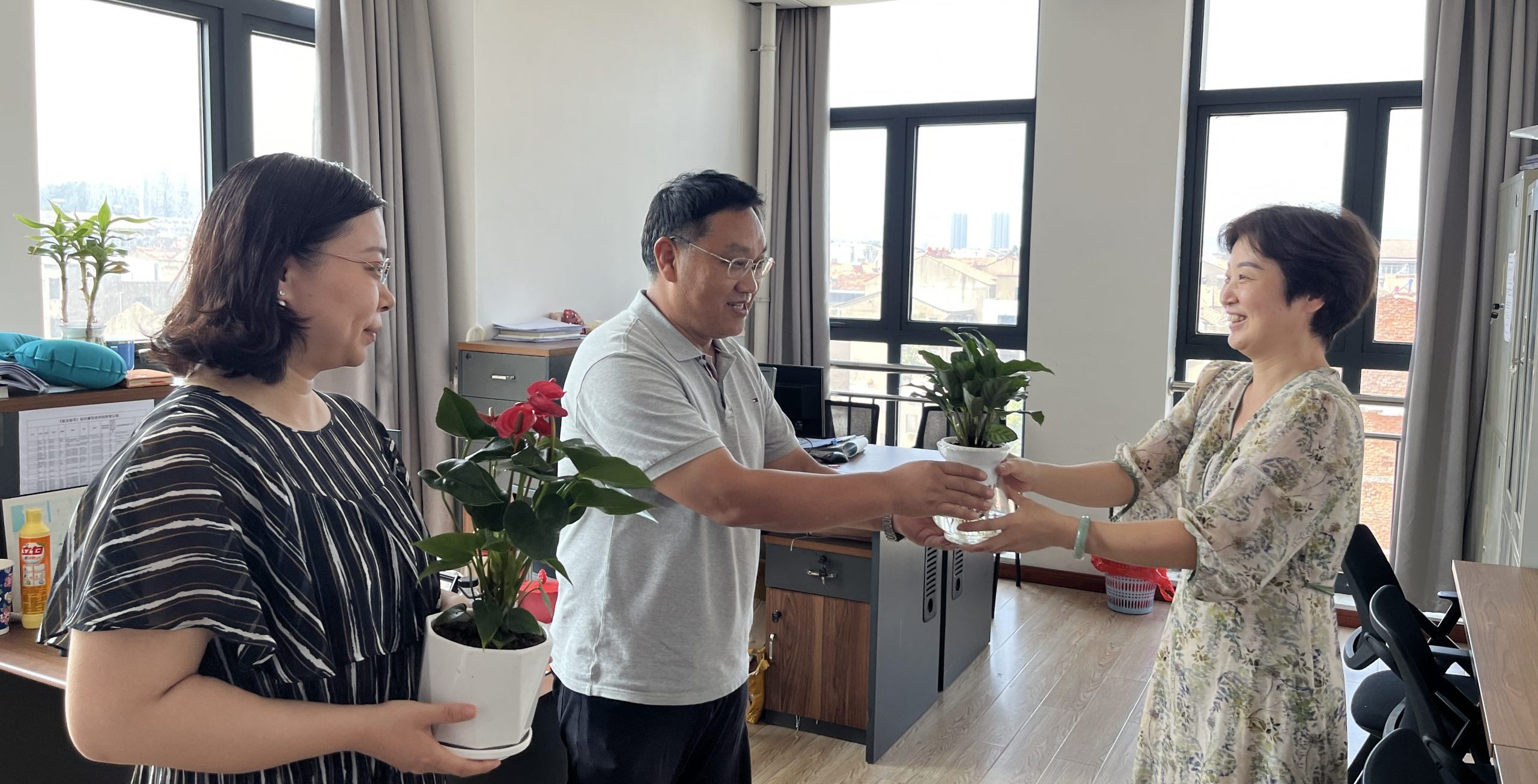 馨香满院，绽师风之美——马克思主义学院开展教师节慰问活动