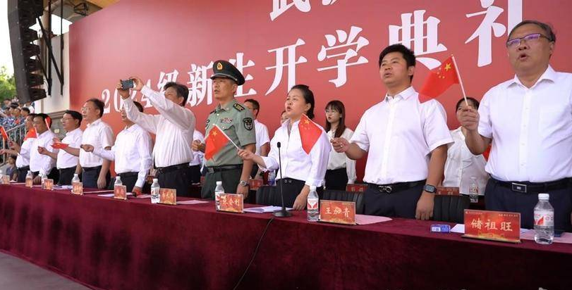 【湖北日报】开学典礼上，8千余名新生向祖国深情表白