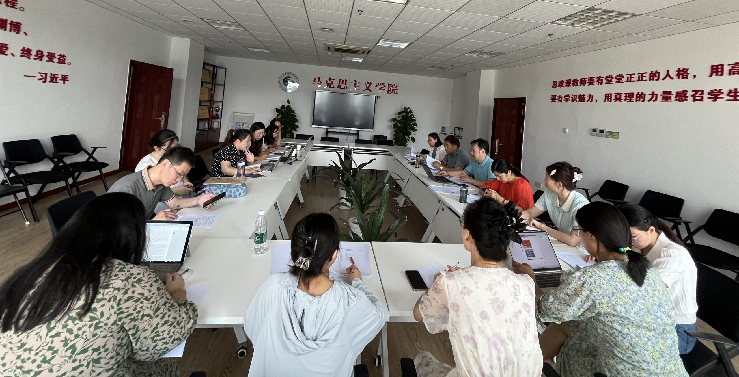 马克思主义学院召开2024年度湖北省教育厅项目申报论证会