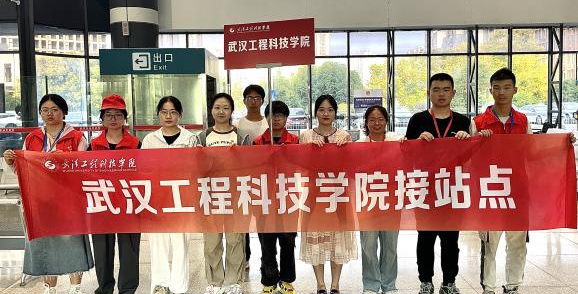 党徽闪耀映初心 迎新服务显担当｜人文学院学生党员志愿者投身迎新志愿服务活动